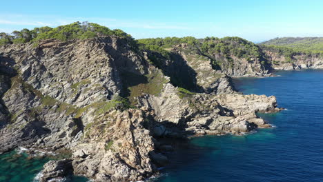 Vista-De-La-Costa-De-Los-Acantilados-De-Porquerolles-Toma-Aérea